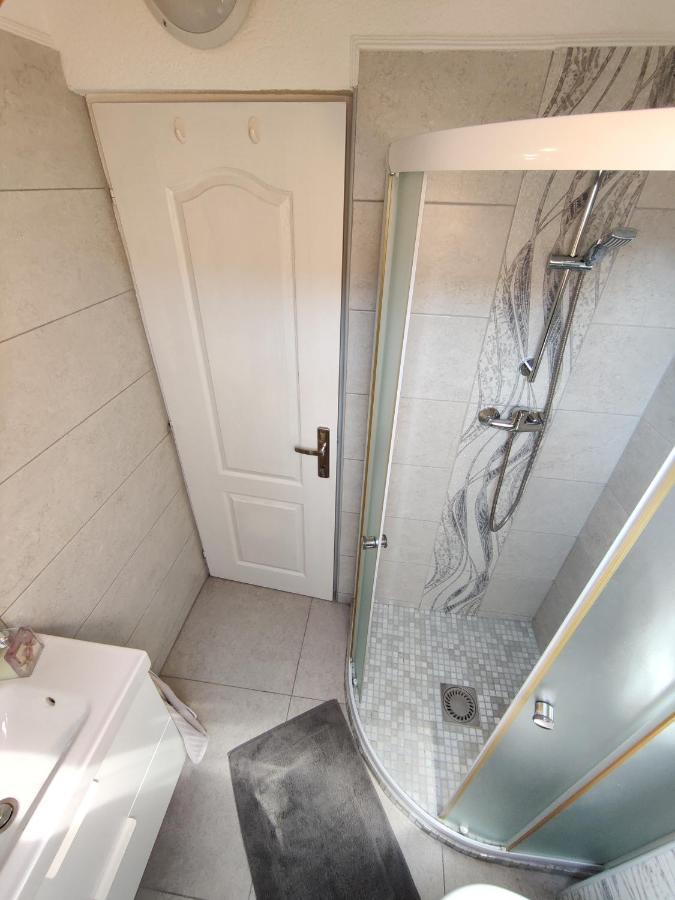 Fadora Apartman Тихани Екстериор снимка