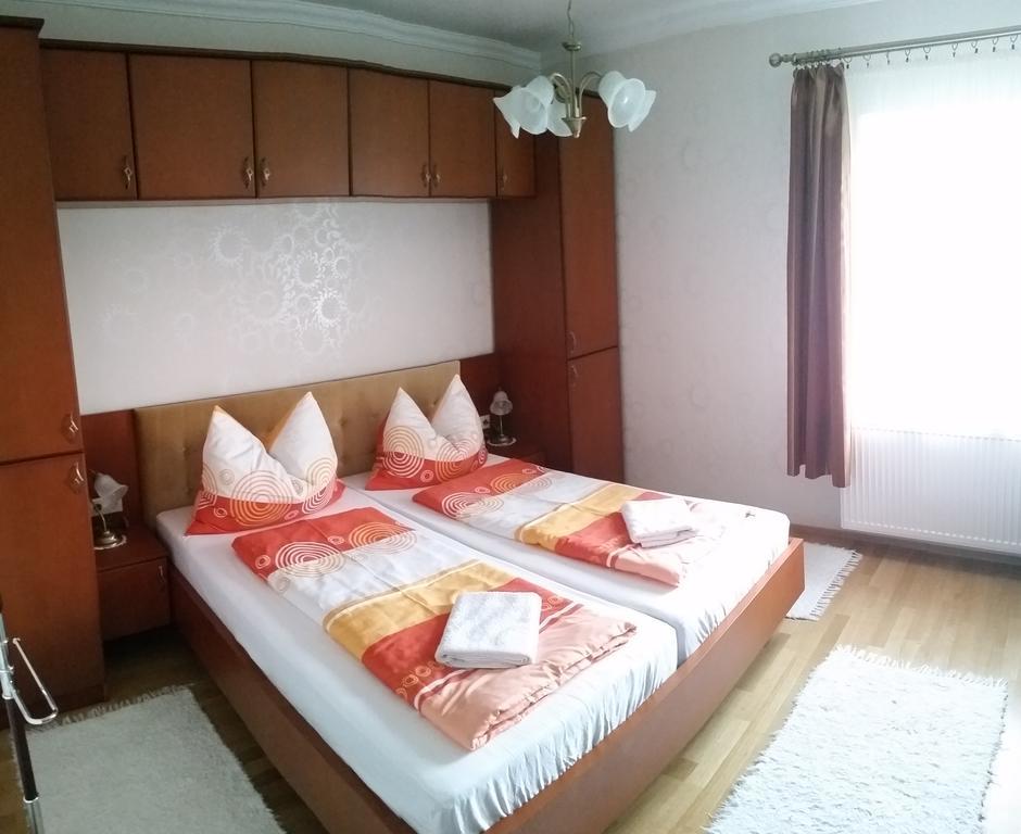Fadora Apartman Тихани Стая снимка