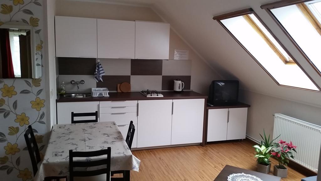 Fadora Apartman Тихани Стая снимка