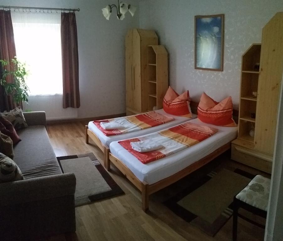 Fadora Apartman Тихани Екстериор снимка