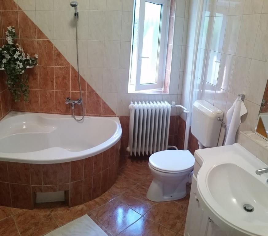 Fadora Apartman Apartment Тихани Екстериор снимка