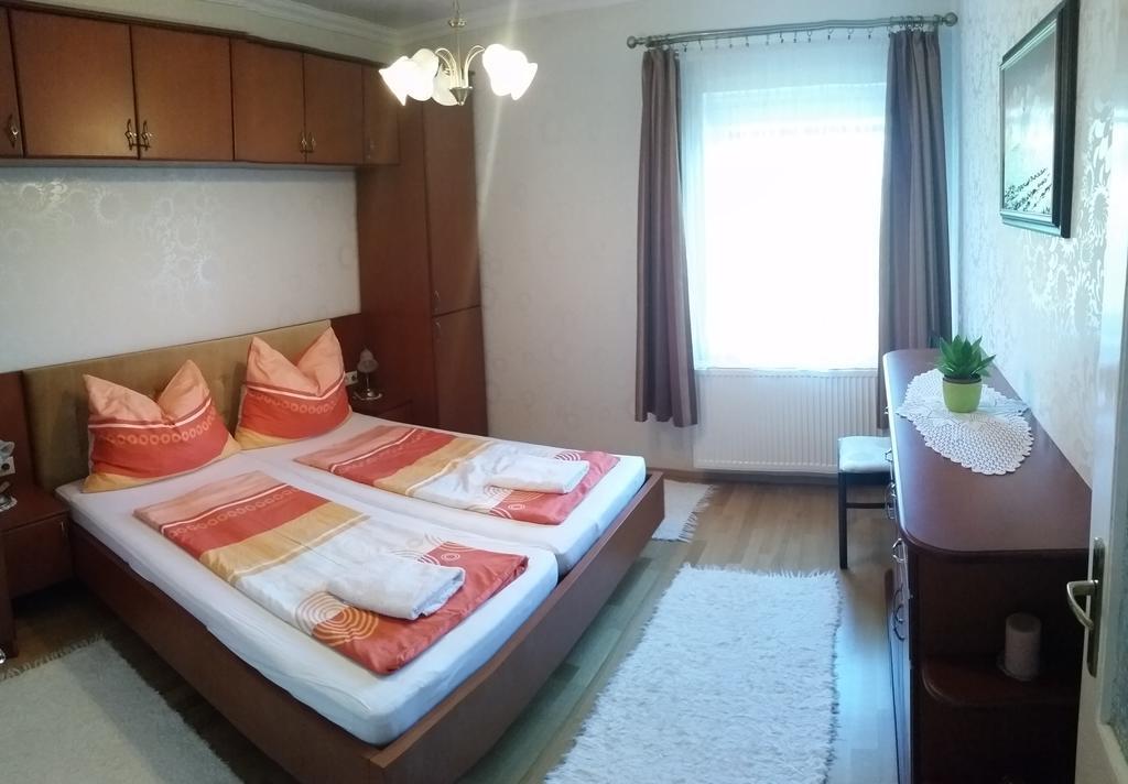 Fadora Apartman Apartment Тихани Екстериор снимка